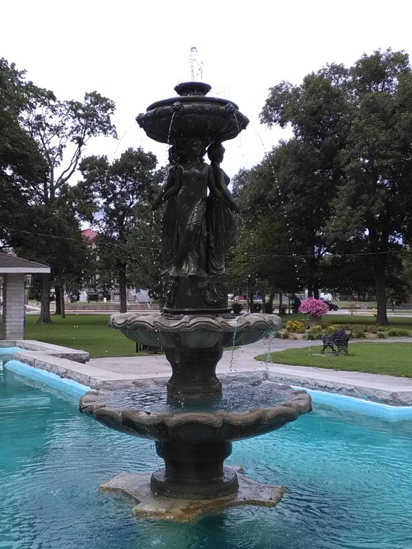 Fountain in fish basin located in middle of Central Park.