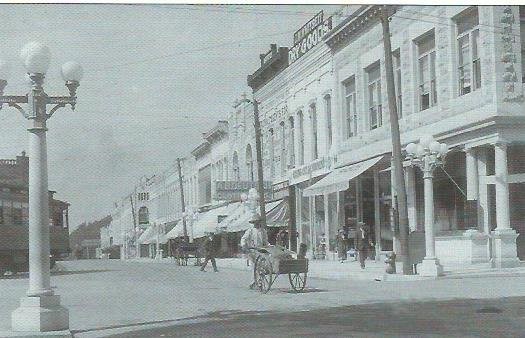 Deutsch and Whitsett stores to left of Central National Bank Building (building at right edge of view) c 1910-12, before being remodeled.