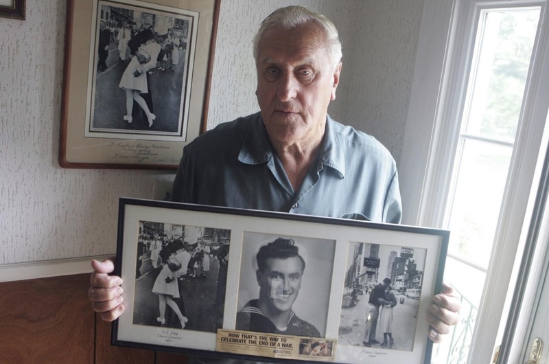 George Mendosa, WWII Veteran pictured in "V-J Day in Times Square" photo.