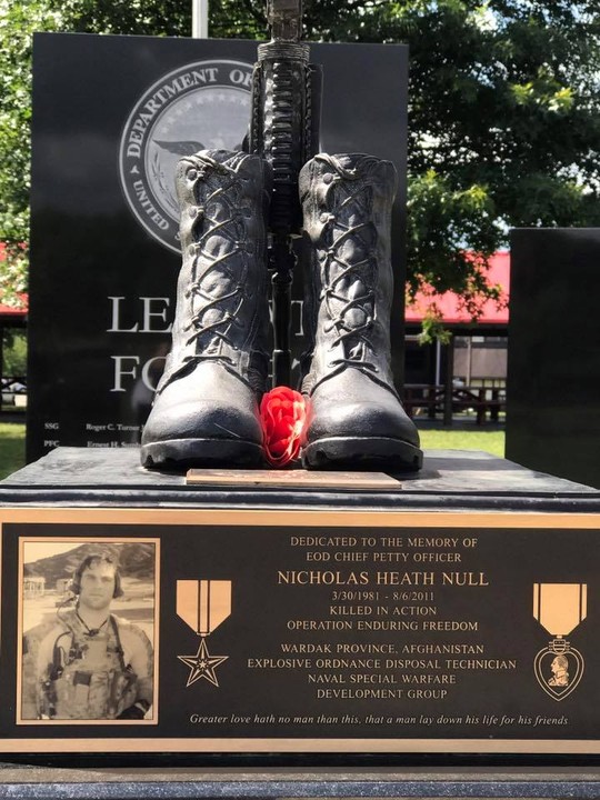 A picture of the plaque displayed on the Nick Null Memorial.