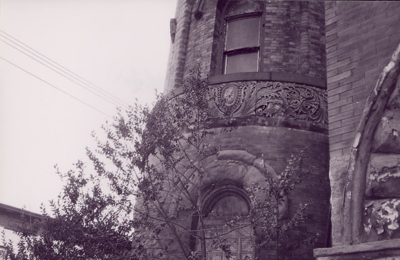 Atmosphere, Automotive tire, Sky, Building