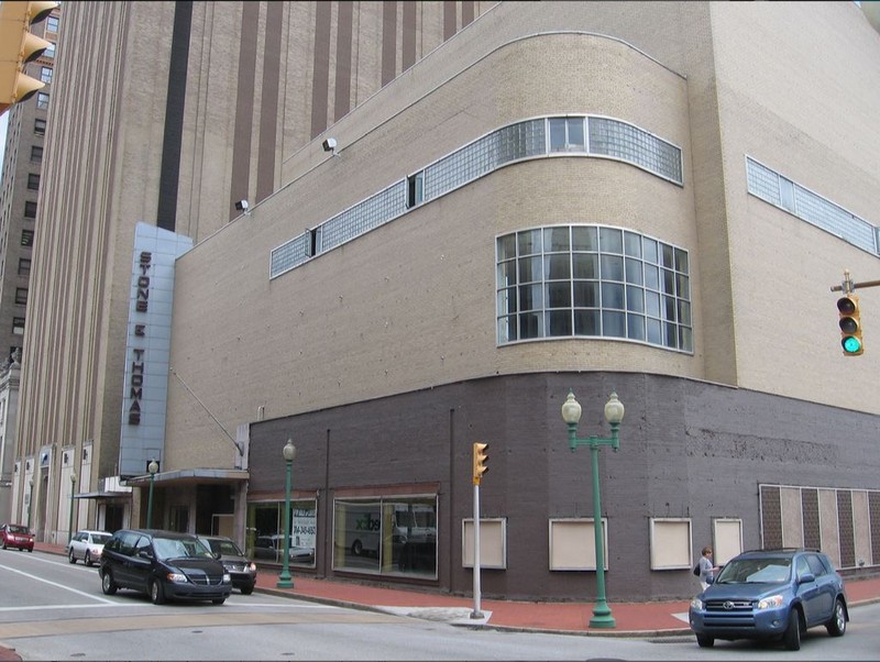 A present-day view of the facade. Note the addition of several floors from the store's most prosperous era. Photo by Andrew Turnbull.