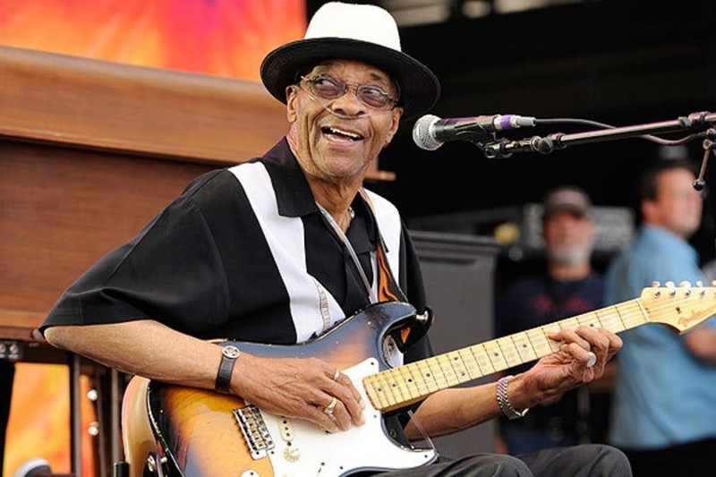 Hubert Sumlin performing at the 2007 Crossroads Guitar Festival