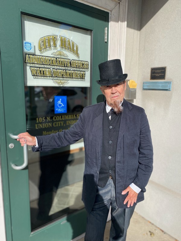 Dress shirt, Hat, Sleeve, Gesture