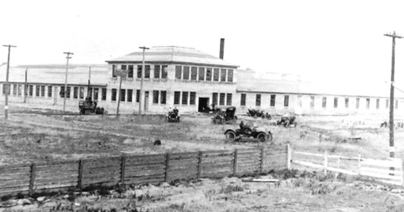 Sky, Vehicle, Fence, Building