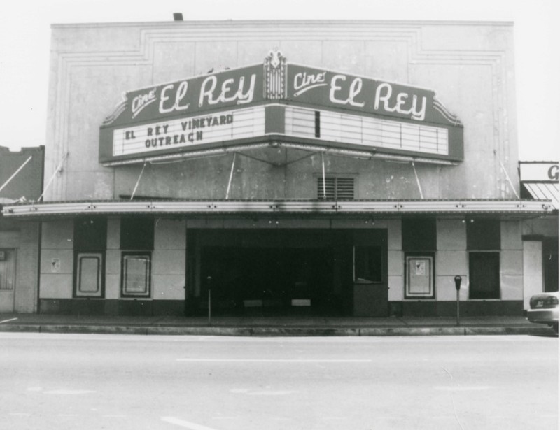 Main facade of Cine El Rey building in 2002 (Munoz et al.)