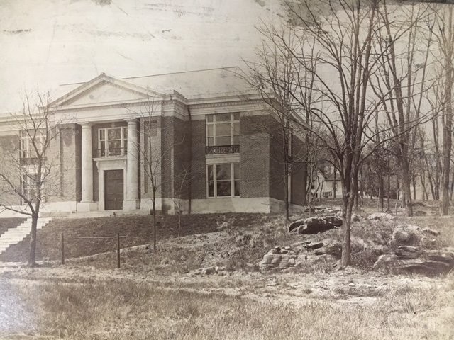 Carnegie Vincent Library as it appeared when first constructed.