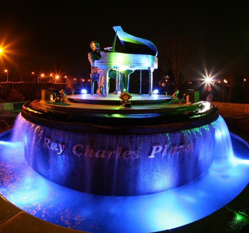 At night, the statue lights up, rotates, and plays songs like “Georgia on my Mind”. This song is became Georgia’s state song. 