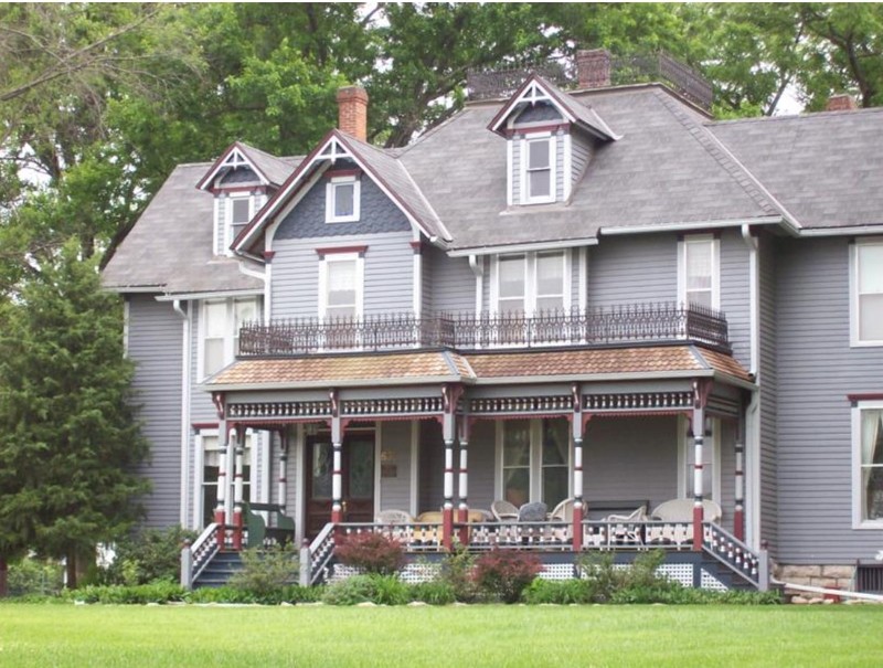 Modern photo of central portion of main facade of M.V.B. Parker House (KSHS)