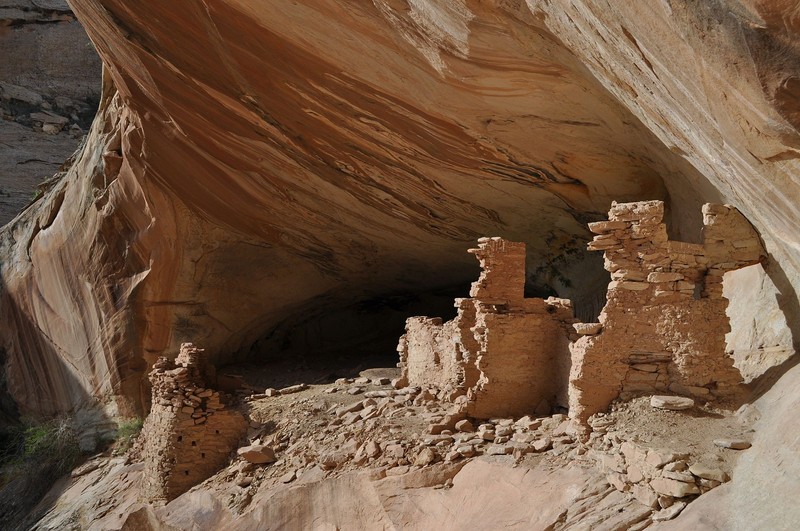 Built by the Ancient Pueblos, the Monarch Cave cliff dwelling is located on Comb Ridge. (2010). Wikimedia Commons, Laurascudder.