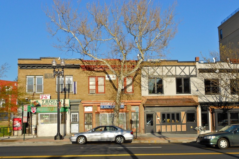 Billy Simpson's House of Seafood and Steak (third from left) by Smallbones on Wikimedia Commons (CC0)