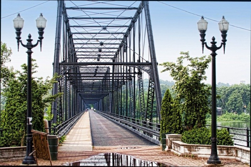 The entrance to the Walnut Street Bridge from Riverfront Park.