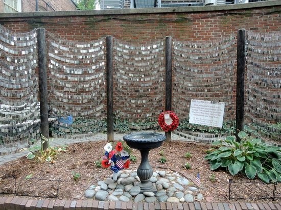 Frontal view of the memorial in the Old North Church Memorial Gardens