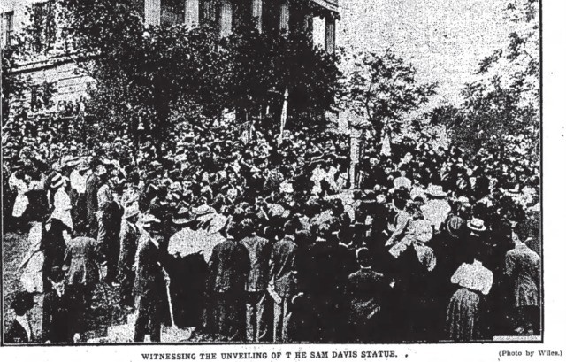 The crowd gathered for the unveiling of the Sam Davis statue (1909)