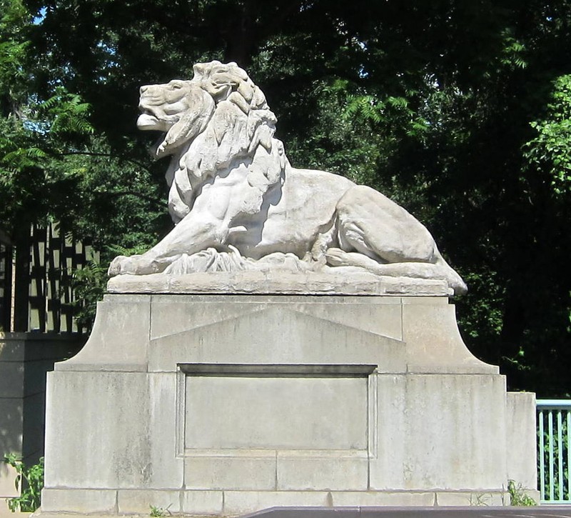 The righthand Perry Lion is roaring. Each lion is twelve feet in length. Wikimedia Commons.