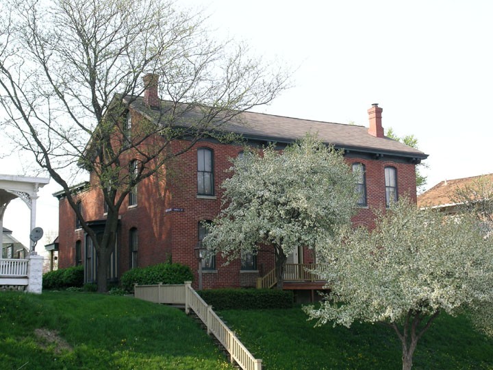 Side view of the Alexander Clark House 
Photo provided by Muscatine-tours.com