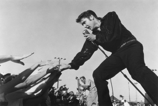 The original photo that the Homecoming Statue was modeled after, taken by Roger Marshutz at the concert in 1956