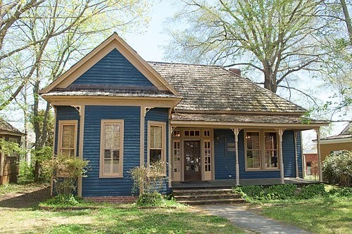 One of the houses in the district, an L-shaped cottage built in 1900.