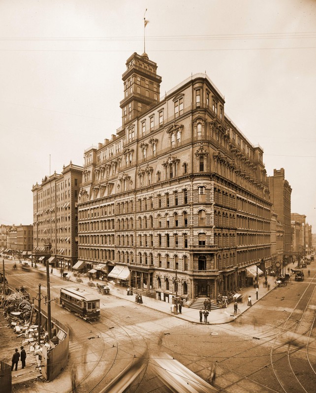 The Powers Building in 1904. The Powers Hotel is visible to the left behind the building. 
