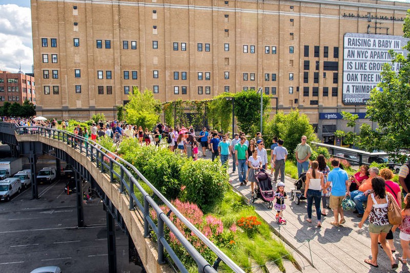 Crowds on the High Line before the pandemic.