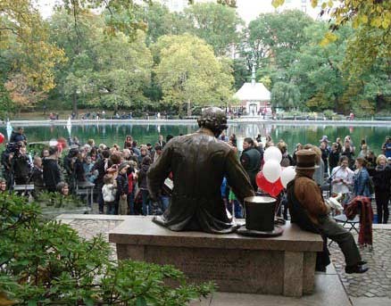 A picture of the Hans Christian Andersen Statue from behind.