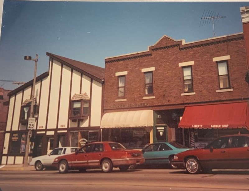 620-622 N. Milwaukee Avenue, 1994