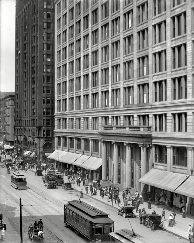 Marshall Field main entrance in 1908, just after expanding to take up the entire city block