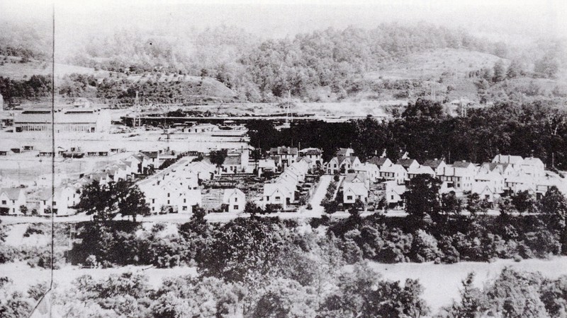 A closer view of Armor Park. All houses were two-storey stucco. Electrical service was extended from the Ordnance Plant. Heating and cooking were natural gas, which was inexpensive in the area.