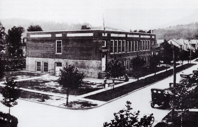 Armor Park School in the 1920s. The school was administered by the U.S. Navy for over twenty years, until after World War 2.