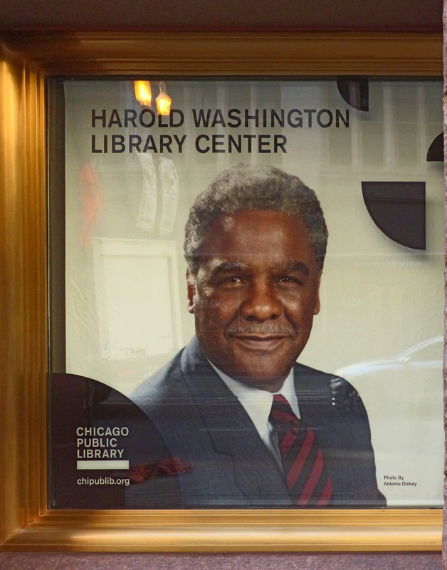 Photo inside the library of the Mayor.
