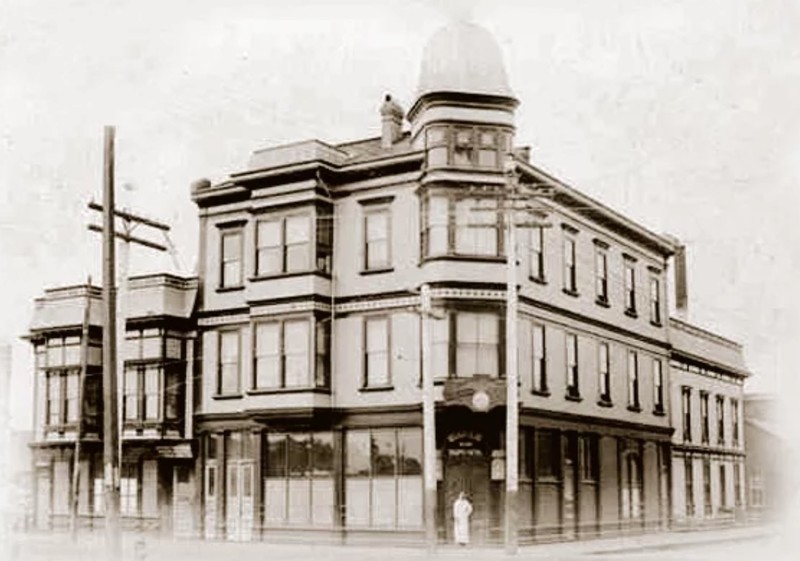 Joseph Massei and Domenico Caturegli purchased the property in 1907 and opened the Buon Gusto Hotel & Restaurant. This photograph shows the property before the top floor was added. 