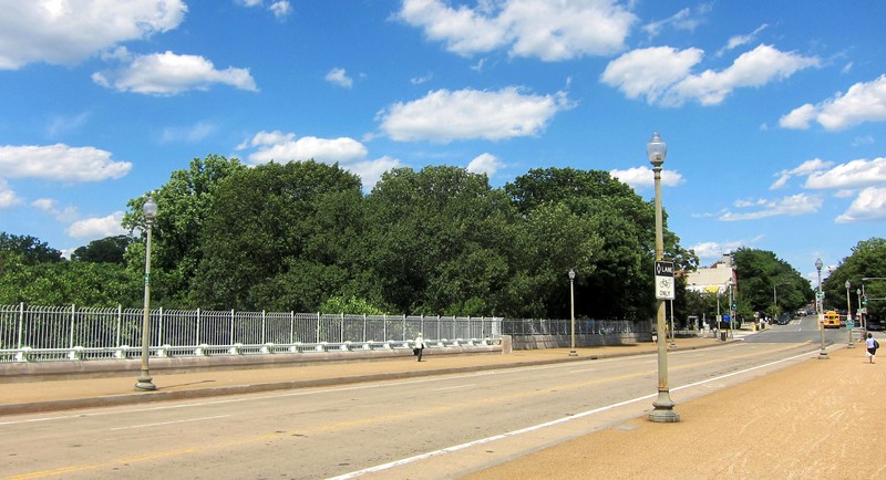 Calvert Street NW connects the neighborhoods of Woodley Park and Adams Morgan.