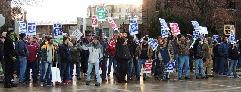 Workers walk the picket line during the 2015 strike