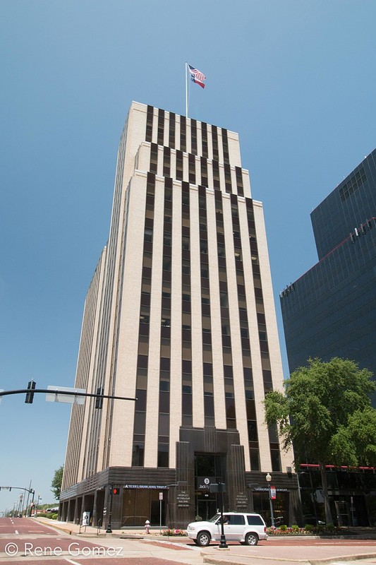 Built in 1932, the historic People's Petroleum Building is a fine example of Art Deco architecture and one of the city's best-known landmarks.