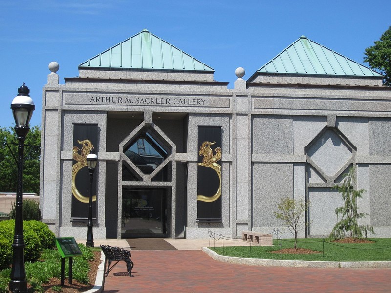 The Sackler Gallery's architecture reflects geometric patterns often found in Islamic art. Courtesy of Wikimedia Commons.