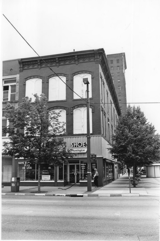 The Broh Building, housing Dunfee's Shoes, in 1985