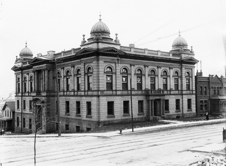 Duluth Masonic Temple in 1910. The domes on the roof were removed during the 1960s.