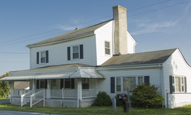 Front view of Mead's Tavern.