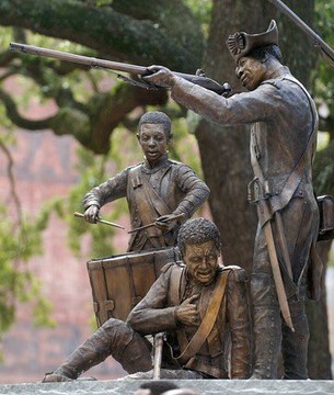 The monument depicts six Haitian soldiers defending the city from the British. 