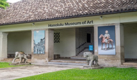 Front entrance to the Honolulu Museum of Art. Credit: Waikiki Beach Comber Resort