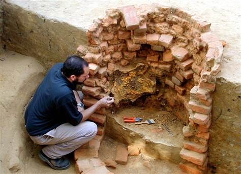 Curator Michael Lavin excavates Smithfield Well, ca. 2002-2004. Image courtesy of Association for the Preservation of Virginia Antiquities (reproduced under Fair Use) 