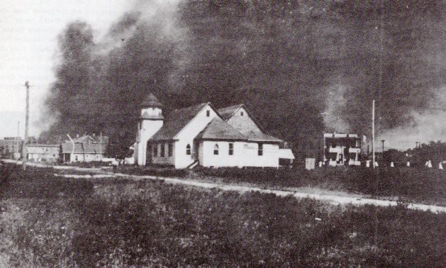 First Baptist Church in the 1920s, before the 1925 construction of the current church. 6th Avenue is in the foreground.