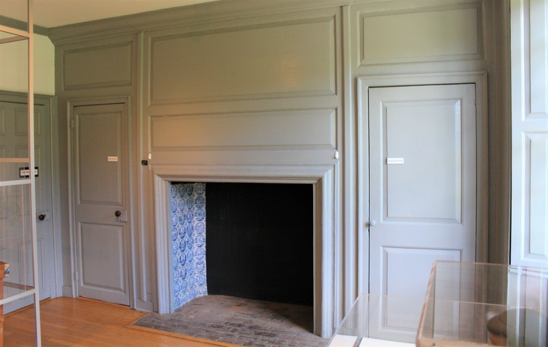 Room 4 Mantle