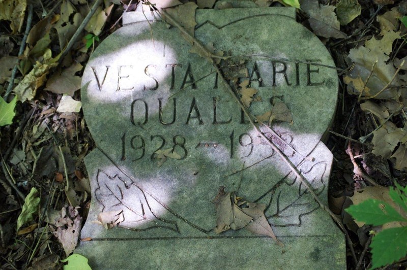 Headstone of five-year-old Vesta Marie Qualls (1928-1933)