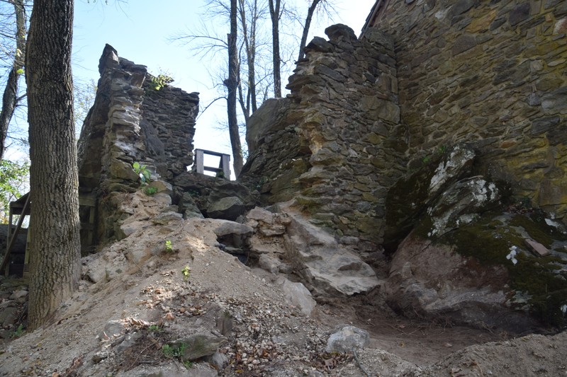 Ruins of a stone outbuilding.