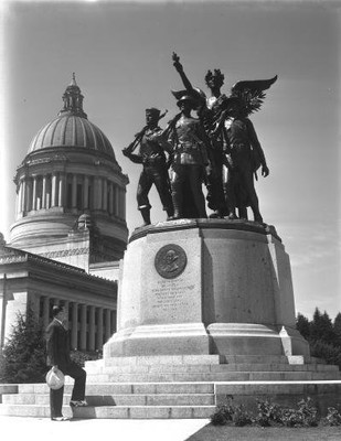 Shows Z.A. Vane standing in front of the Winged Victory memorial on Capitol Campus, June 20, 1938.
Susan Parish Photograph Collection, 1889-1990 (Secretary of State Digital Archives)