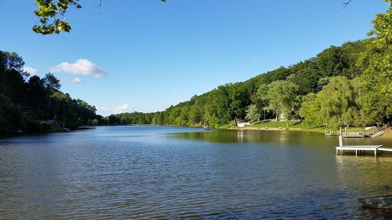A picture of the lake encompassing it's beauty.