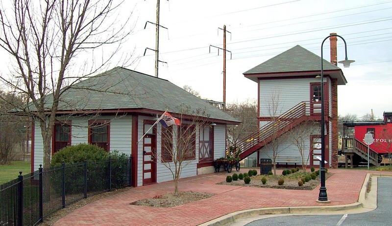 Bowie Railroad Tower and Depot by Pubdog on Wikimedia Commons (public domain)