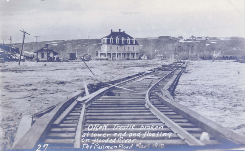 Looking west at the former Union Pacific Depot, with the Oregon Railroad & Navigation Trestle broken at the lower end and floating in flooded Palouse River in 1910. Taken by Robert Burns. Courtesy WSU Special Collections. http://content.libraries.wsu.edu/