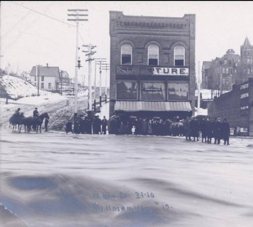 1910 view looking across Grand Avenue as flood waters recede. Mason Building at center. Courtesy WSU Special Collections. 
http://content.libraries.wsu.edu/cdm/singleitem/collection/pullman/id/717/rec/1